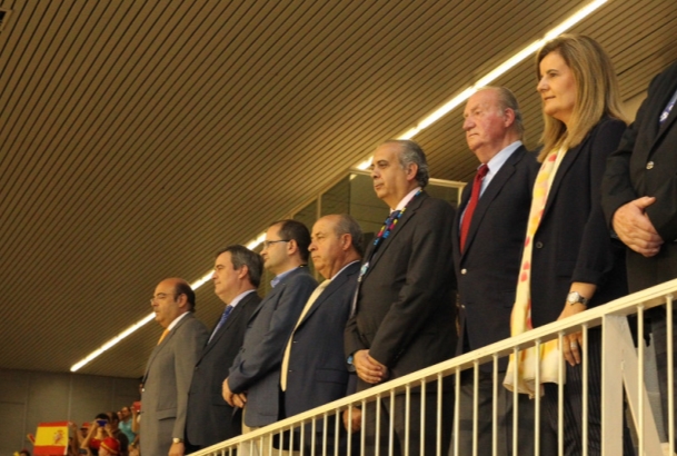 Don Juan Carlos en el palco presidencial junto a la ministra de Empleo y Seguridad Social, Fátima Báñez García y el presidente de la Federación Españo